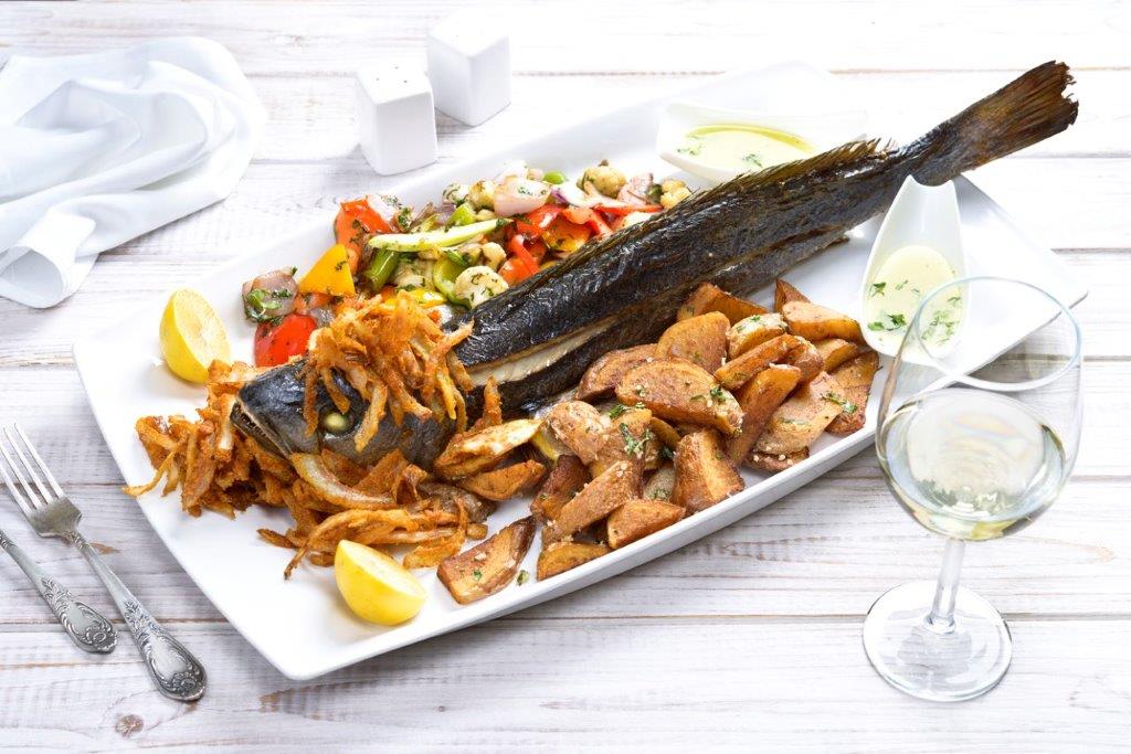 מסעדת לה סרדין אילת דג מוסר במשקל עם תוספת ירקות בגריל, תפו"א ובצל מטוגן